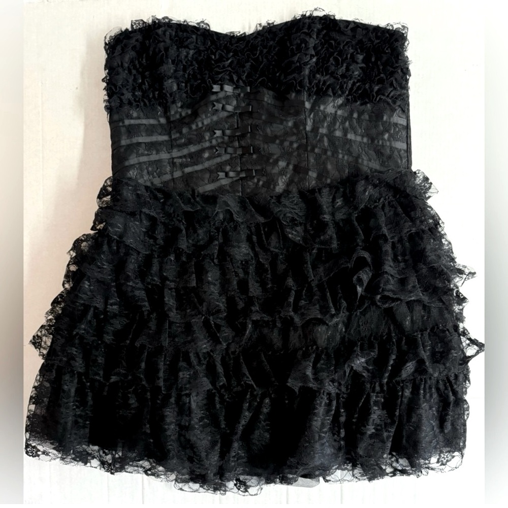 Size 20.Vtg Y2K Masquerade Black lace strapless mini dress with tulle.Size 20